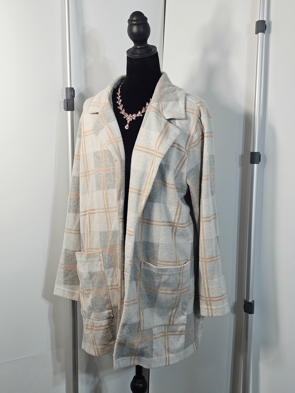 #285 BBJ Los Angeles Plaid Open-Front Coatigan – Neutral Cream & Gray – Size L